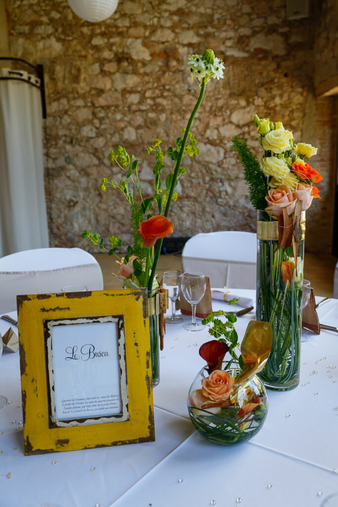 Décoration florale de mariage composée de lisianthus crème, roses, callas, ornithogales et fleurs de saison dans des vases en verre. Création réalisée par Yann-H2o, artisan fleuriste à Paris 11, spécialiste des décors floraux de mariage.