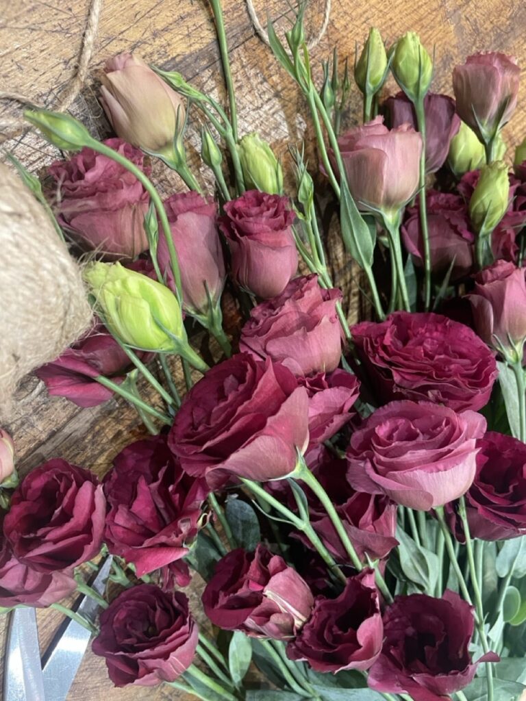 Botte de lisianthus bordeaux fraîchement réceptionnée à l'atelier de Yann-H2o, artisan fleuriste à Paris 11. Une fleur de saison élégante, appréciée pour ses teintes profondes et sa longue tenue en vase.