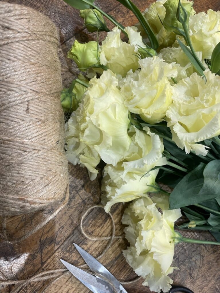 Des lisianthus crème fraîchement arrivés à l'atelier de Yann-H2o, artisan fleuriste à Paris 11. Des fleurs de saison aux pétales délicatement ondulés, prêtes à composer des bouquets élégants et des créations florales raffinées.
