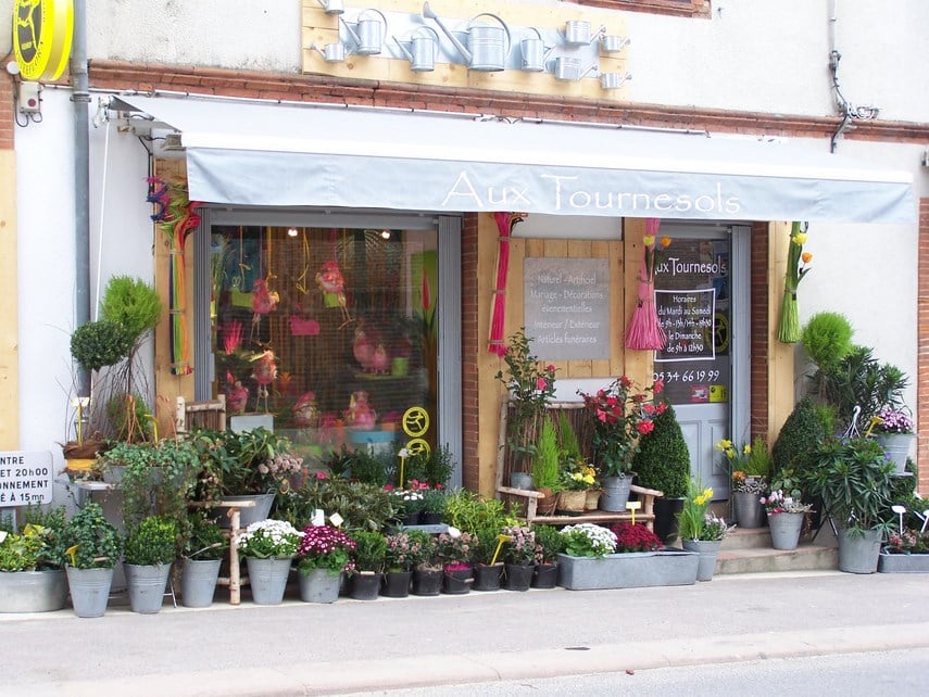 Devanture de ma première boutique de fleurs « Aux Tournesols », ouverte en 1999 à Nailloux dans le Lauragais. Le début de mon parcours d'artisan fleuriste, aujourd'hui installé rue Pache à Paris 11.