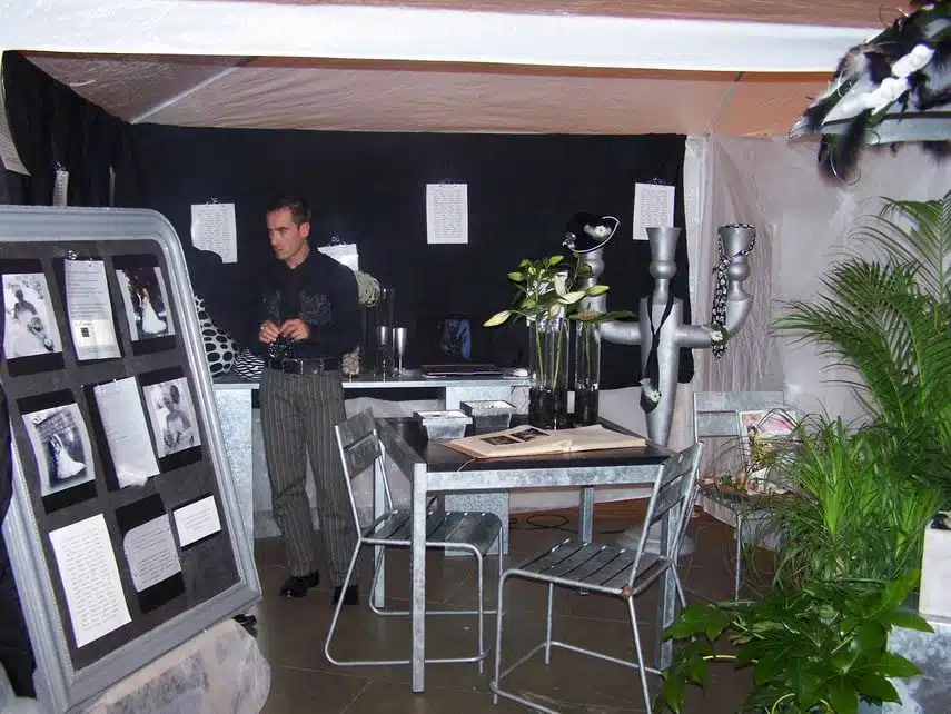 Stand d'exposition de mariage imaginé par Yann-H2o, artisan fleuriste mariage à Paris, présentant des créations florales et l'univers du mariage.