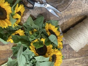 Tournesols fraîchement réceptionnés dans l'atelier Yann-H2o artisan fleuriste à Paris 11, préparés pour la création de bouquets de saison et la livraison de fleurs dans tout Paris.