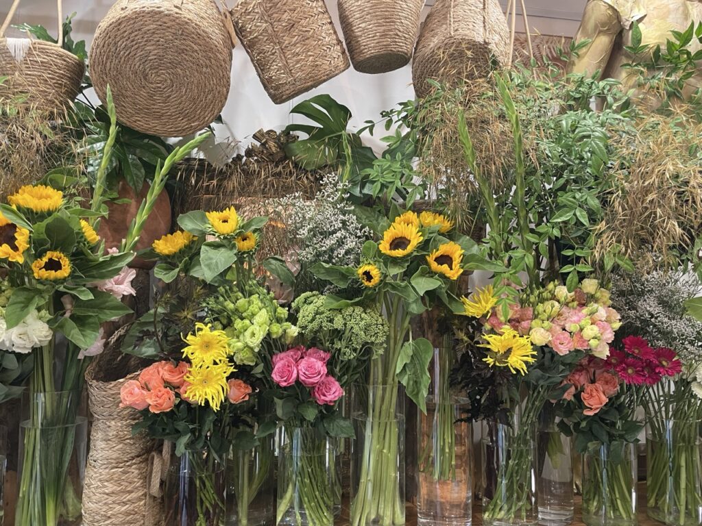 Tournesols de saison présentés dans la boutique d'un artisan fleuriste rue Pache à Paris 11. Une sélection de fleurs fraîches pour des bouquets sur mesure, disponibles en livraison dans tout Paris.