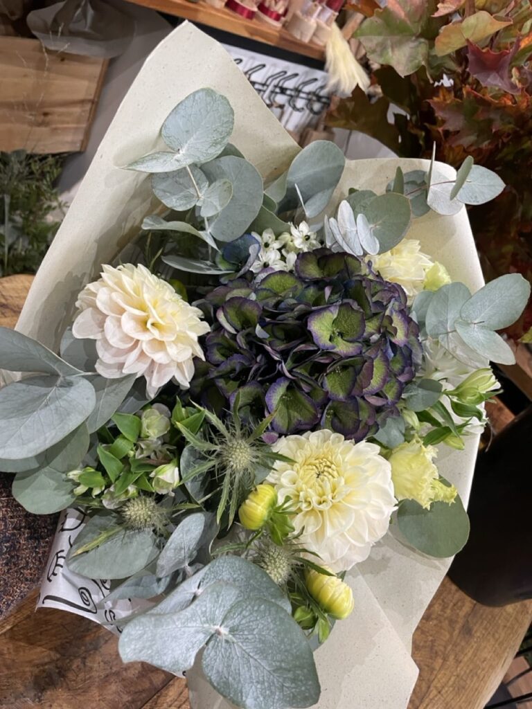 Bouquet d’hortensia aux nuances vertes et violettes, dahlias blancs et eucalyptus créé par Yann-H2o, artisan fleuriste à Paris 11, proche de Bastille et Ledru-Rollin.
