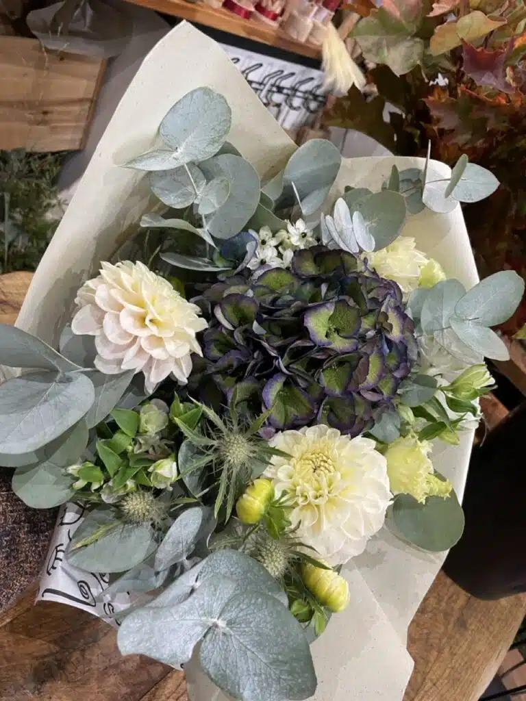 Bouquet d’hortensia aux nuances vertes et violettes, dahlias blancs et eucalyptus créé par Yann-H2o, artisan fleuriste à Paris 11, proche de Bastille et Ledru-Rollin.