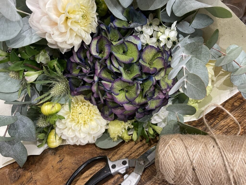 Bouquet d’hortensia vert et violet, dahlias blancs et eucalyptus, composé avec des fleurs de qualité par Yann-H2o, artisan fleuriste à Paris 11 près de Voltaire.