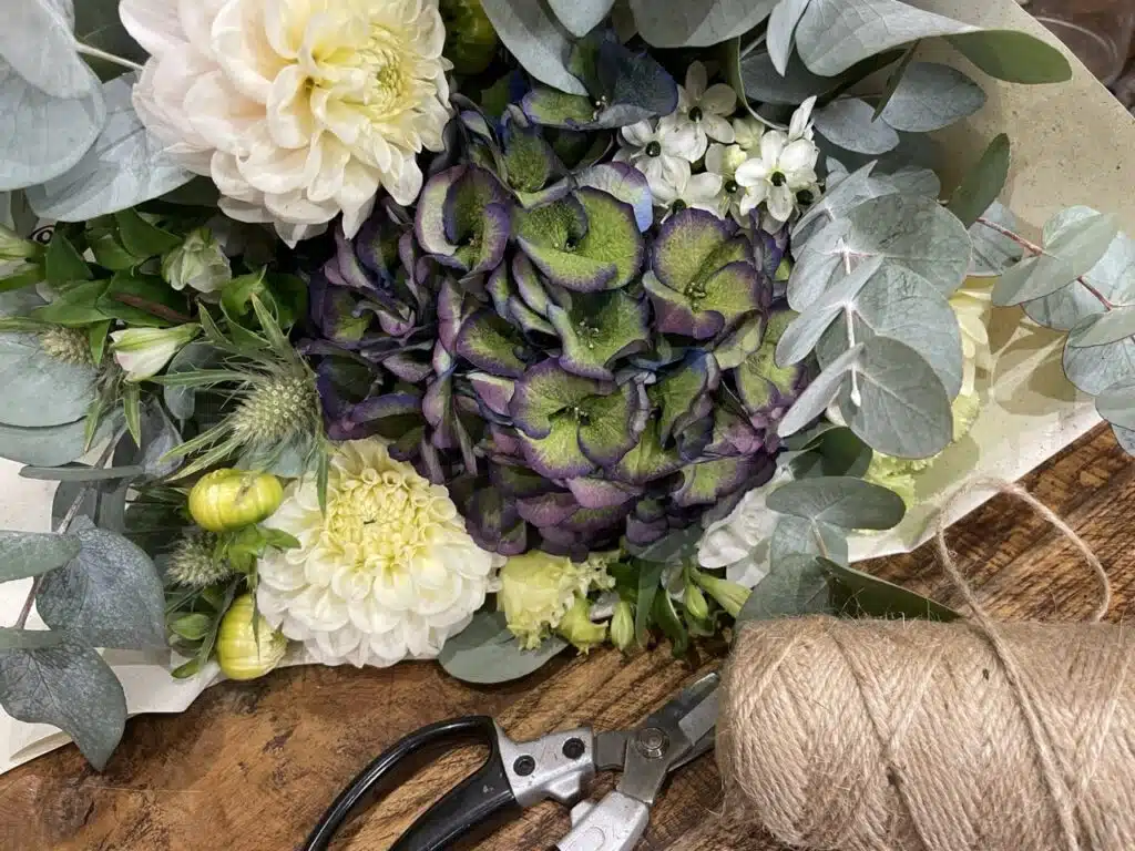 Bouquet d’hortensia vert et violet, dahlias blancs et eucalyptus, composé avec des fleurs de qualité par Yann-H2o, artisan fleuriste à Paris 11 près de Voltaire.