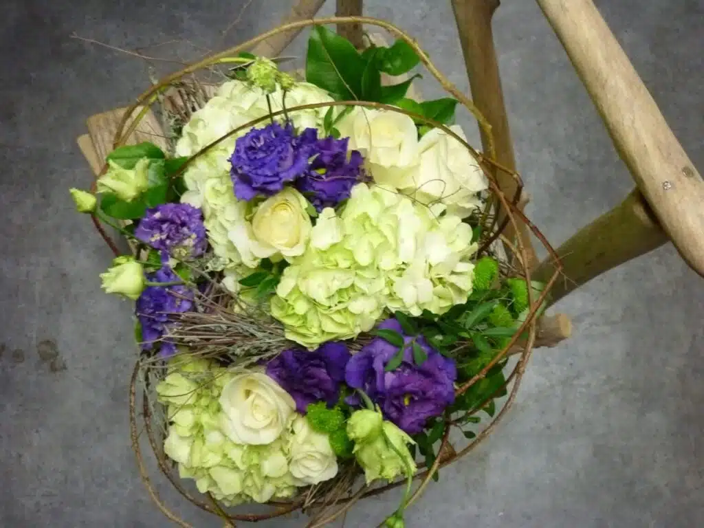 Bouquet d’hortensias blancs, roses et fleurs violettes réalisé avec passion par Yann-H2o, artisan fleuriste à Paris 11, près de la place Léon Blum et du quartier de la Roquette.