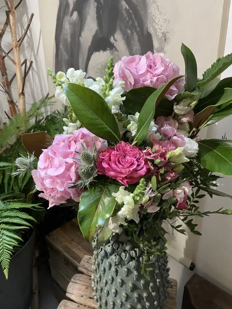 Bouquet d’hortensias roses, roses et fleurs de saison créé par Yann-H2o, artisan fleuriste à Paris 11, proche de Bastille et de la rue de Charonne.