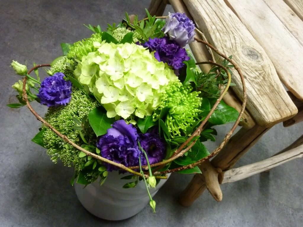 Composition florale créative d’hortensia vert et fleurs violettes, imaginée par Yann-H2o, artisan fleuriste passionné à Paris 11, près de Voltaire et Saint-Ambroise.
