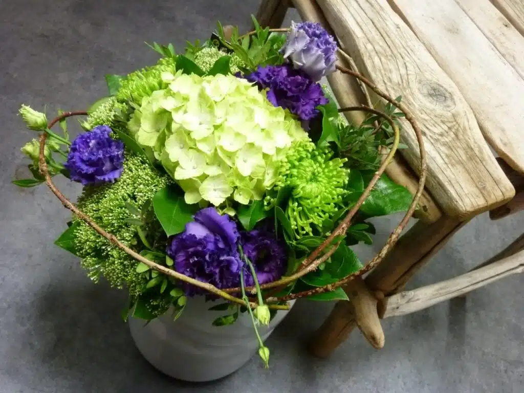 Composition florale créative d’hortensia vert et fleurs violettes, imaginée par Yann-H2o, artisan fleuriste passionné à Paris 11, près de Voltaire et Saint-Ambroise.