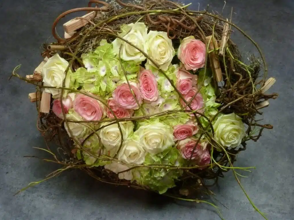 Composition florale d’hortensias verts et roses blanches et roses, créée avec passion par Yann-H2o, artisan fleuriste à Paris 11, proche de la rue de Charonne et de Bastille.