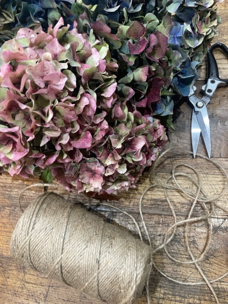 Hortensias aux nuances rose, vert et bleu préparés dans l’atelier de Yann-H2o, artisan fleuriste à Paris 11, près de Voltaire et du Père-Lachaise.
