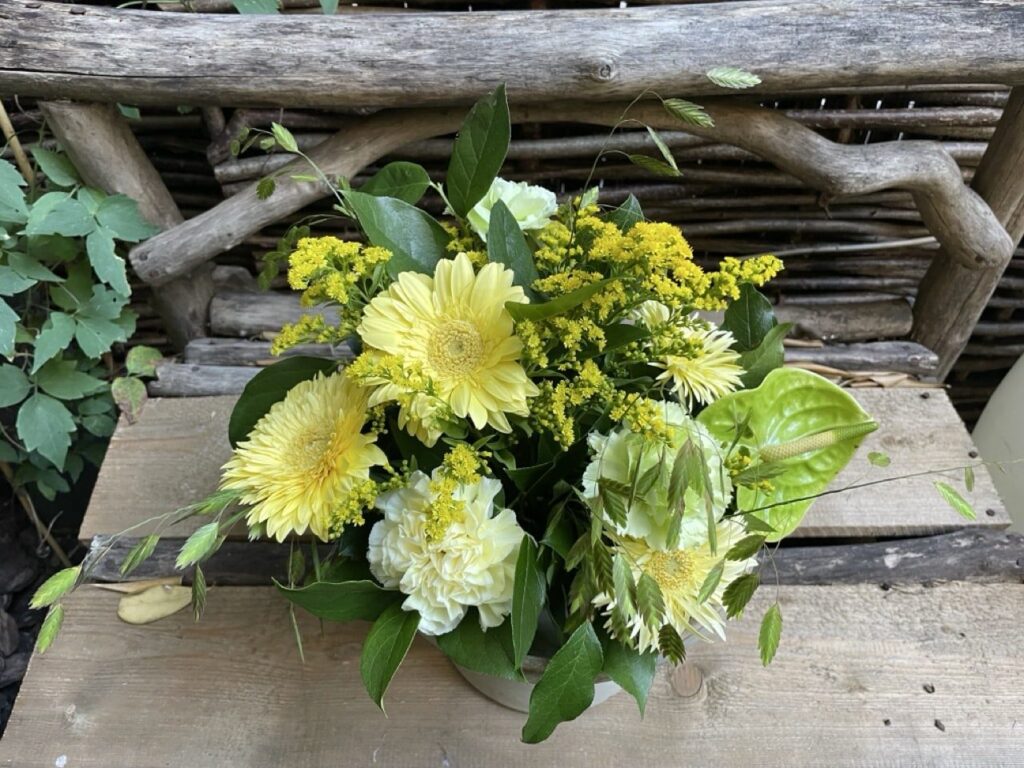 Bouquet de fleurs jaunes et blanches avec gerberas, œillets et feuillages, création champêtre de Yann-H2o, artisan fleuriste à Paris 11.